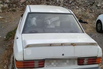 Un cementerio de coches en el centro urbano de Telde (Foto TA)
